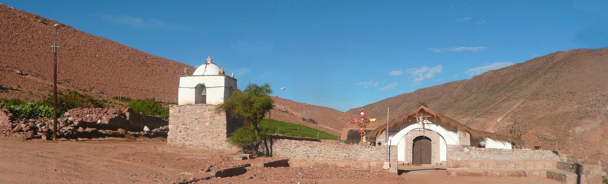 Iglesia de pueblo en la precordillera de Arica y Parinacota